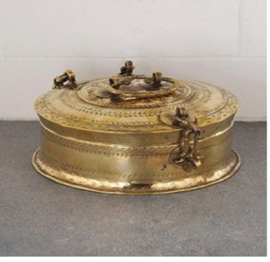 Paandan de metal oscuro con forma de cúpula, con exquisito filigranado floral y cierre seguro, disponible a precios de mayorista. - Product Image 2