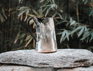 Jarra de cerveza artesanal de cuerno de búfalo con runas nórdicas y diseño de dragón, recipiente tradicional para beber, regalo para adultos. - Product Image 4