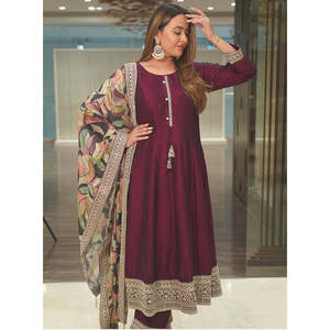 Vestido de Diseño con Estampado Floral Hecho a Mano, con Bordado Pesado y Lentejuelas, Estilo de Fiesta, Incluye Dupatta - Product Image 5