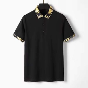 Polo de manga corta negro para hombre con cuello y puños con estampado dorado, estilo casual de punto. - Product Image 1