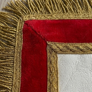 Parche Masónico Cuadrado Clásico Bordado en 3D Personalizado con Borde de Terciopelo Rojo y Flecos Dorados para Coser - Product Image 4