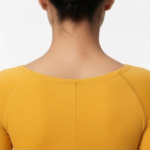 Ensemble de yoga jaune 2 pièces avec haut à manches trois quarts et short taille haute pour vêtements de fitness pour femmes - Product Image 5