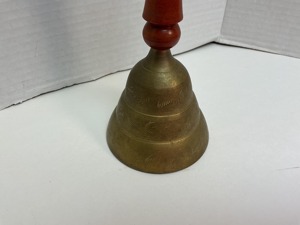 Campana de mano de latón de moda con mango de madera para uso en ensamblajes escolares por parte de profesores y campana de mano de latón de sonido suave para necesidades diarias - Product Image 2
