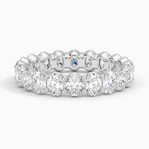 แหวนทองคำขาวรูปไข่ประดับเพชรทรงคลาสสิกแบบ Eternity Band  ฝังเพชรแบบ Prong Setting ได้รับการรับรองจาก IGI  เพชรเพาะเลี้ยงในห้องปฏิบัติการ เครื่องประดับสำหรับงานแต่งงานสำหรับผู้หญิง - Product Image 3