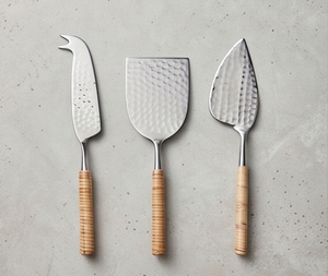 Ensemble de 3 Spatules à Fromage Martelées en Acier Inoxydable avec Poignées en Rotin, Idéal pour une Table de Dîner et des Mariages de Qualité Supérieure - Product Image 1