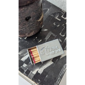 Caja de cerillas moderna de aluminio plateado con logotipo de trébol en relieve, duradera para uso doméstico - Product Image 6