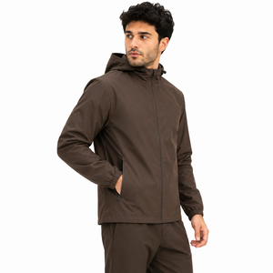 Veste coupe-vent de qualité, offrant un confort léger, un tissu durable et un style polyvalent pour les activités de plein air et les sports. - Product Image 2