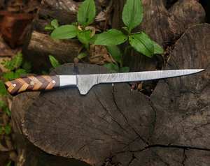 Cuchillo de caza personalizado de acero de Damasco con mango de madera, hoja de punta caída, filo recto, 0.6 mm de grosor, hecho a mano para uso en exteriores. - Product Image 4