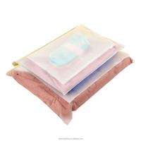 Sacs à vêtements en CPE givré personnalisables avec logo, durables, résistants à l'humidité, imprimés en sérigraphie, fermeture éclair supérieure, 35x45cm, sur mesure