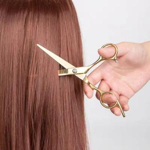 Ensemble de ciseaux de coiffure professionnels pour droitiers en acier inoxydable, finition dorée, légers, réutilisables, étui noir pour cheveux - Product Image 4