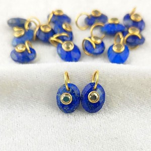 Pendentifs ovales en lapis-lazuli plaqués or avec double pierre précieuse - Breloques artisanales DIY en gros - Product Image 1