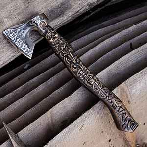 Hache de combat viking artisanale en acier au carbone avec fourreau en cuir gravé, idéale pour le camping, idée cadeau DIY pour lui, manche en bois sculpté à la main - Product Image 6