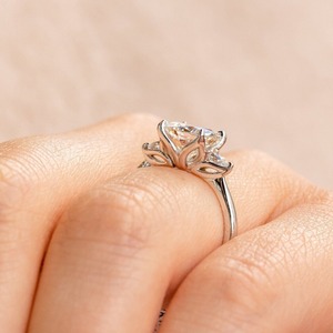 Anillo de Moissanita Clásico Chapado en Plata y Oro, Certificado IGI, Corte Cojín, Cuatro Garras, Anillo de Compromiso y Boda - Product Image 5