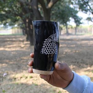 Taza de cuerno de búfalo hecha a mano con diseño de lobo tallado, forma natural, arte coleccionable, tema de cine y televisión, tallado a mano, personalización disponible - Product Image 1