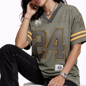 เสื้อเจอร์ซีย์อเมริกันฟุตบอลผู้หญิงคุณภาพพรีเมียม ผ้าตาข่ายทรงโอเวอร์ไซส์ สตรีทแวร์ ชุดทีม ระบายอากาศได้ดี โพลีเอสเตอร์ รับทำโลโก้ตามสั่ง OEM สหรัฐอเมริกา - Product Image 3