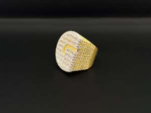 Bague de fiançailles et de mariage tendance en argent avec sertissage griffe et couronne glacée en moissanite VVS - Product Image 1