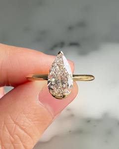 Bague solitaire de promesse en or massif 14 carats avec diamant de culture en forme de poire de 2,01 carats pour femme, cadeau d'anniversaire pour les amoureux - Product Image 1