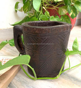 Taza penalizada para servir café té leche cerveza con tallado a mano en madera natural - Product Image 1