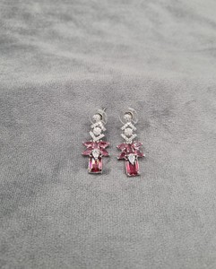 Boucles d'oreilles pendantes à grappe florale, bijoux de mode de luxe en gros pour femmes, fabricants de boucles d'oreilles plaquées rhodium avec diamants américains - Product Image 4