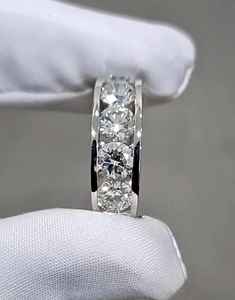 Bague unisexe en argent 925 véritable avec cinq pierres de moissanite scintillante taille ronde, idéale pour mariage ou comme surprise pour la mariée - Product Image 6