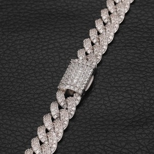 Chaîne cubaine Hip Hop de qualité export avec pierres Moissanite certifiées et design de luxe disponible à la vente - Product Image 3