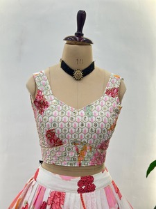 Ensemble de lehenga choli pour femmes de qualité supérieure avec broderie de paillettes pour les occasions de fête, les mariages et les occasions festives - Product Image 5