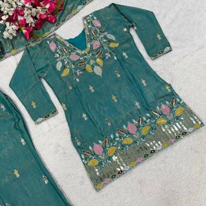 Découvrez l'élégance et le style avec cet ensemble de costume trois pièces en satin de soie brodé, conçu pour les femmes modernes. - Product Image 1