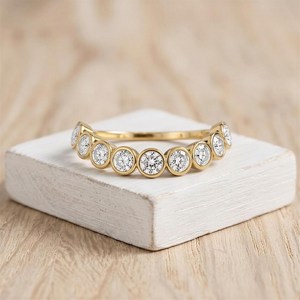 Anillo de Compromiso con Diamante Cultivado en Laboratorio, Corte Brillante Redondo, Certificado IGI, Claridad DEF VS VVS, Oro Sólido de 10K, 14K o 18K, Diseño con Piedras Laterales - Product Image 3