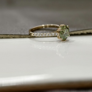 Anillo de Diamantes Cultivados en Laboratorio, Corte Redondo, 2 Quilates, Color Verde Fantasía, Certificado IGI, con Banda Pavé, para Compromiso, Boda o Aniversario, Regalo para Mujer - Product Image 3
