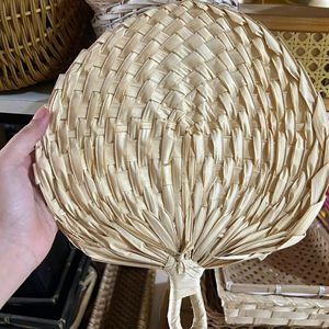 Abanico de Mano Pintado a Mano con Hojas de Palma de Bambú de Vietnam, con Color y Tamaño Personalizados para Regalos Promocionales y Decoraciones de Boda - Product Image 1