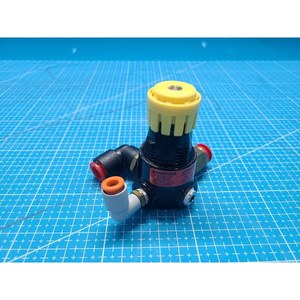 Régulateur de pression pneumatique Parker 14R013F, utilisé comme pièce détachée pour équipement semi-conducteur Legacy - Product Image 3