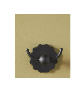 ตะขอแขวนผนังเหล็กโค้งอย่างสวยงามเหมาะสำหรับตกแต่งบ้านโบราณและแขวนอุปกรณ์ส่วนตัวได้จริง - Product Image 3