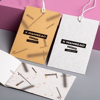 Étiquettes suspendues en papier écologiques certifiées personnalisées, étiquettes à bascule, logo en relief, estampage à chaud, étiquettes de vêtements texturées de luxe pour sacs