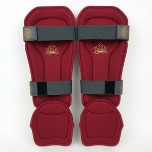 Protège-tibias noirs et or en néoprène avec fermeture auto-agrippante, équipement de boxe professionnel extensible unisexe pour adultes - Product Image 5