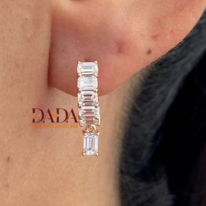 ต่างหูแบบห่วงประดับเพชรทรงหยดน้ำเจียระไนแบบ Emerald Cut เพชรเพาะเลี้ยงคุณภาพสูง พร้อมเพชรทรง Baguette แนวตั้ง ตัวเรือนทองคำ เครื่องประดับสุดหรู - Product Image 1