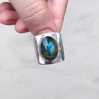 Bague en argent sterling 925 avec pierre de feu bleue ovale en labradorite naturelle KJ0314 de Krittika Jewelers, style classique pour femmes