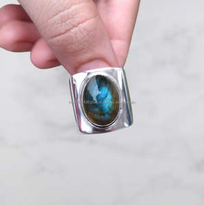 Anillo de Plata de Ley 925 con Labradorita Natural KJ0314 de Krittika Jewelers, Corte Ovalado, Piedra de Fuego Azul, Estilo Clásico para Mujer - Product Image 3