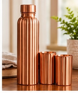 Bouteille d'eau en cuivre pur émaillé turquoise imprimé indien avec 2 verres – Ensemble écologique en gros - Product Image 4