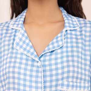 เสื้อคลุมนอนลายสก๊อตสีน้ำเงินขาวสำหรับผู้หญิง แขนยาว ปกคอพับ แต่งลูกไม้ ผ้าฝ้าย 100% ติดกระดุม ใส่สบายสำหรับฤดูใบไม้ผลิ - Product Image 2