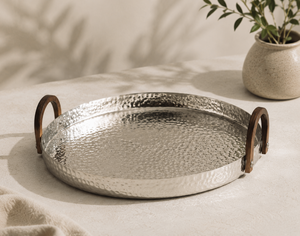 Plateau de service rond en aluminium martelé moderne avec poignées en bois, plateau de présentation décoratif en métal pour la maison, l'hôtel et le restaurant - Product Image 5