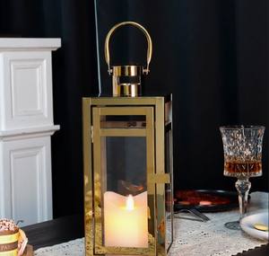 Lanterne en fer forgé artisanale avec panneaux en verre pour la décoration de Noël et de Pâques, utilisation intérieure et extérieure - Product Image 5