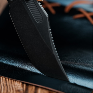 Couteaux pliants à manche à motif rouge et noir avec lame courbée à revêtement foncé et accent pivotant doré pour le pouce, pour le transport quotidien en extérieur - Product Image 5