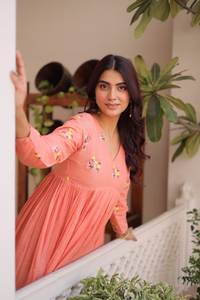 Elegante Conjunto de Kurti y Pantalón de Algodón Bordado – Cuello en V, Manga Larga, para Fiestas y Uso Casual - Product Image 5