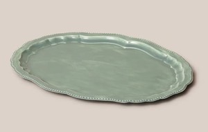 Fabricada con delicados motivos ornamentales, esta bandeja decorativa de metal puede ser utilizada para servir té, café, postres, bocadillos y frutas. - Product Image 3