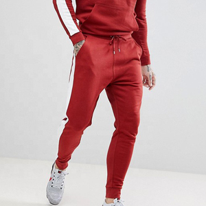 Survêtement rouge à capuche pour homme, manches longues, couleur unie, design sportif avec bandes latérales blanches, respirant, fermeture à cordon, coupe classique - Product Image 4