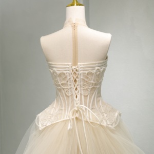 Robe de mariée princesse, col en V, manches bouffantes, broderie perlée, en mousseline et dentelle, coupe trapèze, longueur asymétrique, style classique - Product Image 5