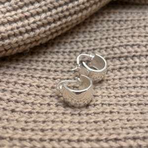 Pendientes de aro anchos y gruesos, pendientes de aro de latón plateado, aros de latón modernos y llamativos, pendientes de aro finos al por mayor - Product Image 4