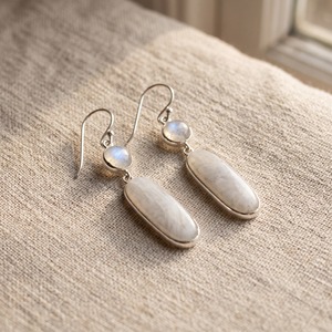 Boucles d'oreilles en pierre de lune arc-en-ciel, cabochon poire blanc, ton argenté, longues pendantes, serti clos, minimalistes, certifiées par un tiers, à crochet - Product Image 3