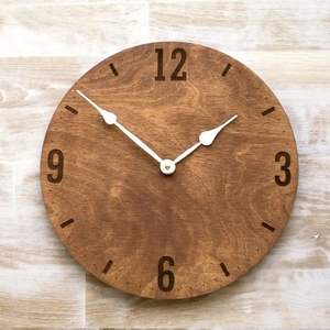 Reloj de Pared de Madera de Roble y Nogal Natural Hecho a Mano, Estilo Art Deco, Movimiento de Cuarzo, Reloj Decorativo de Madera para Bodas - Product Image 1