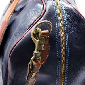 Bolsa de lona de tela resistente con asas reforzadas diseñada para un rendimiento duradero, ideal para viajes y gimnasio. - Product Image 5